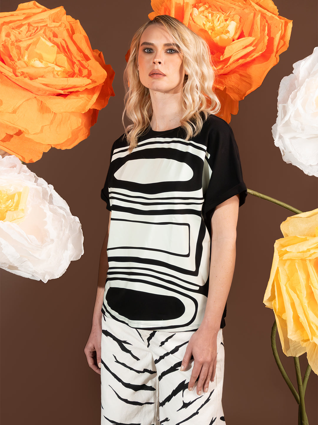 Camiseta negra Floral